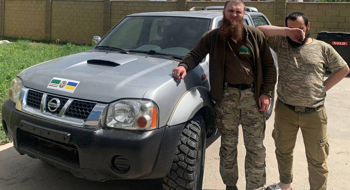 Мэр Каменского купил и передал внедорожник для батальона имени Шейха Мансура 1