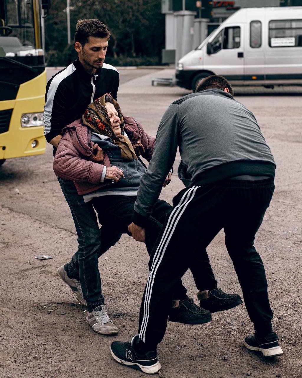 Волонтеры из Днепра эвакуировали 54 человека из Лимана и Бахмута 6