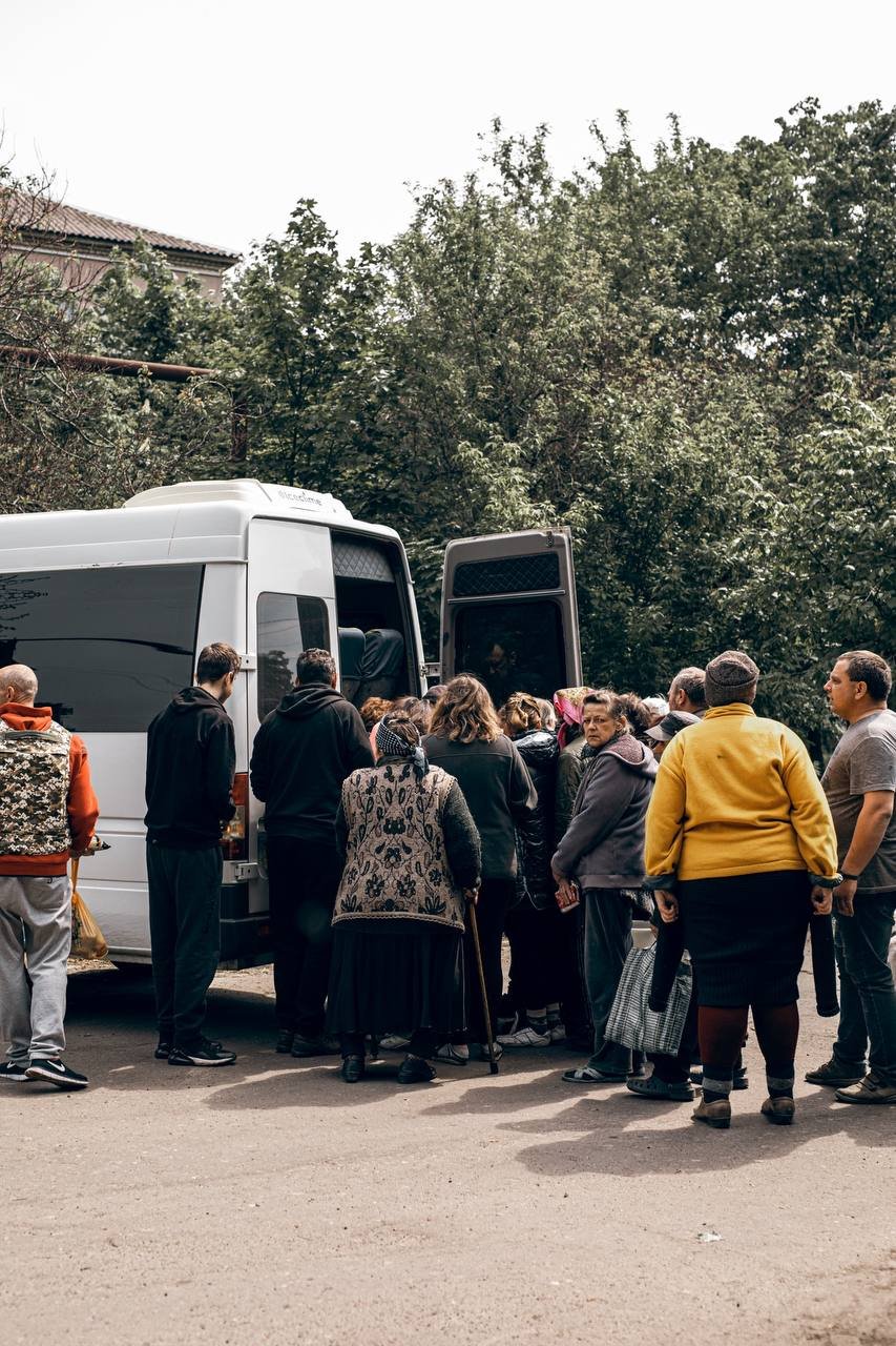 Волонтеры из Днепра эвакуировали 54 человека из Лимана и Бахмута 8