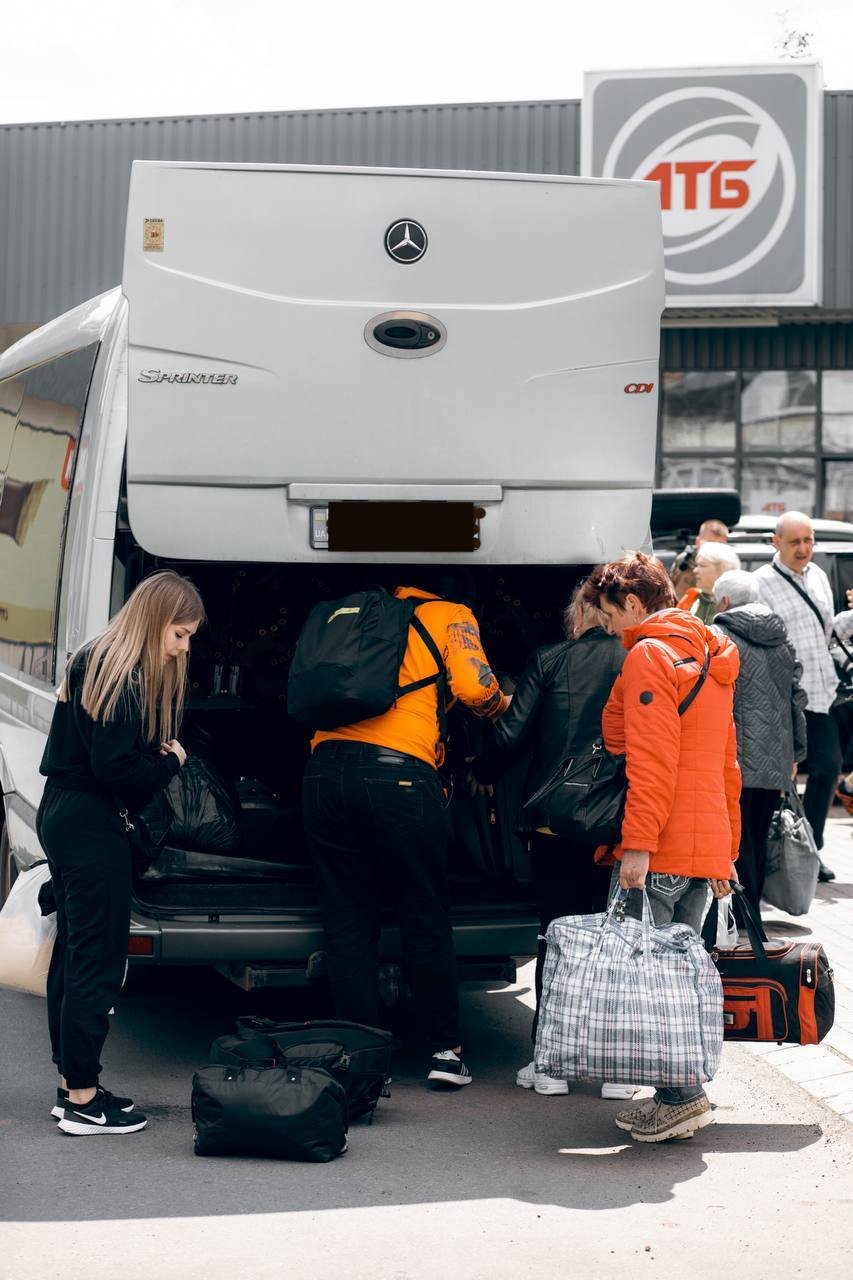 Волонтеры из Днепра эвакуировали 54 человека из Лимана и Бахмута 9