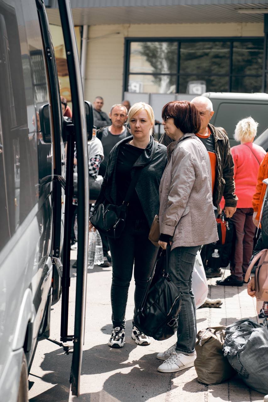 Волонтеры из Днепра эвакуировали 54 человека из Лимана и Бахмута 12