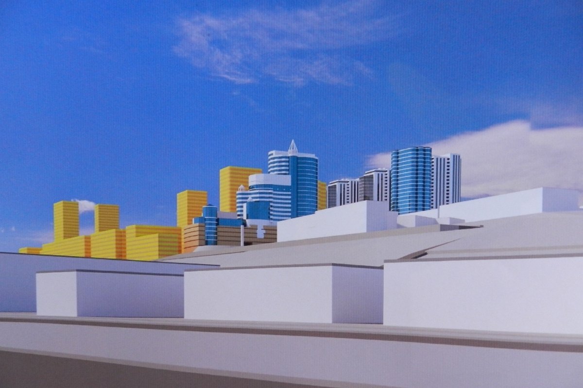 В начале проспекта Дмитрия Яворницкого, возле памятника Славы