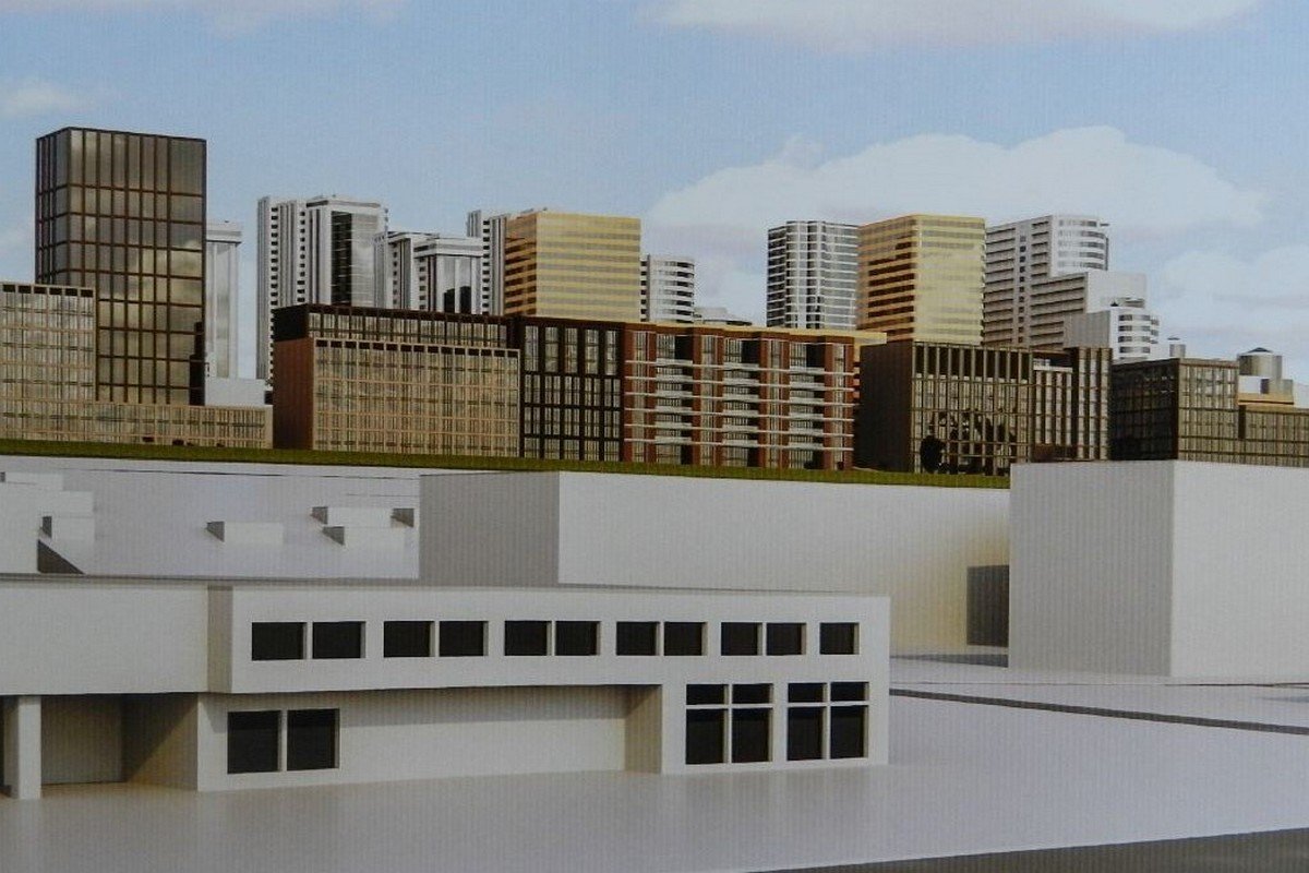 «Стена» из офисных зданий умеренной этажности на стилобатной части вдоль улицы Горбистой