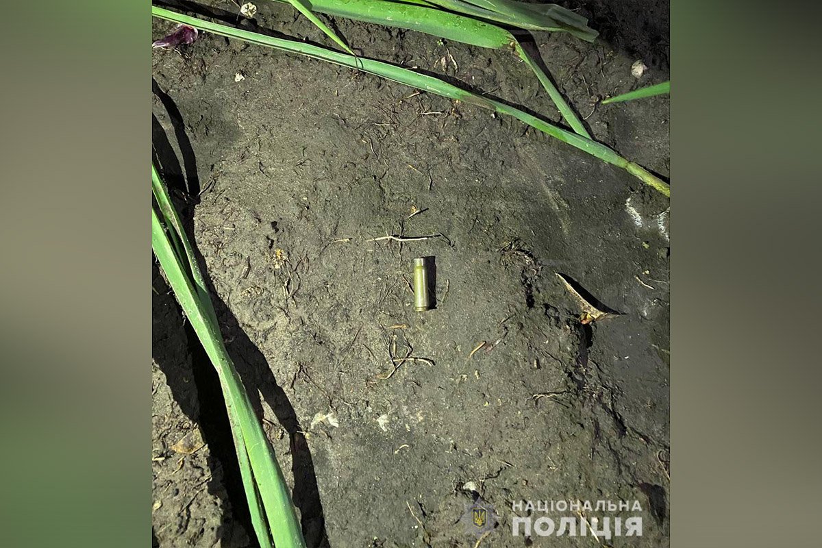 Мужчина выстрелил в окно на 4-ом этаже