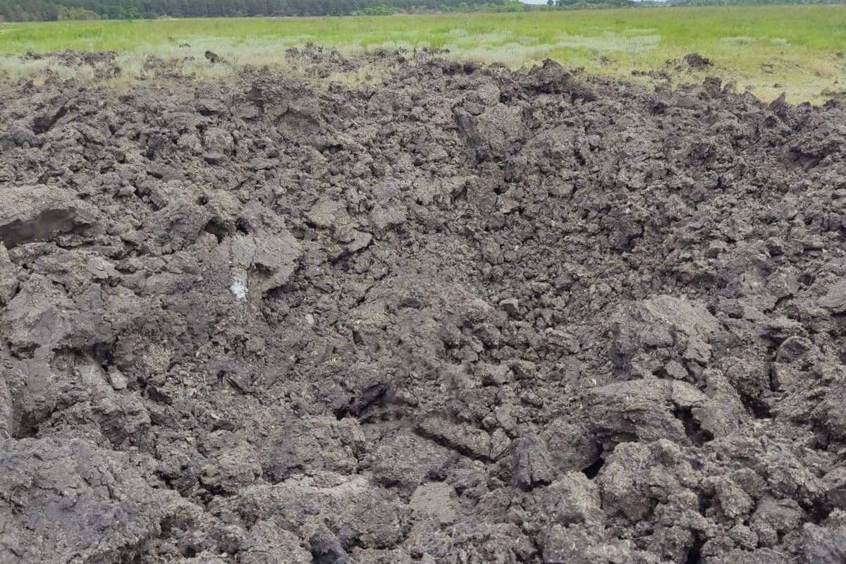 Взрыв ракеты создал воронку глубиной в 4 метра