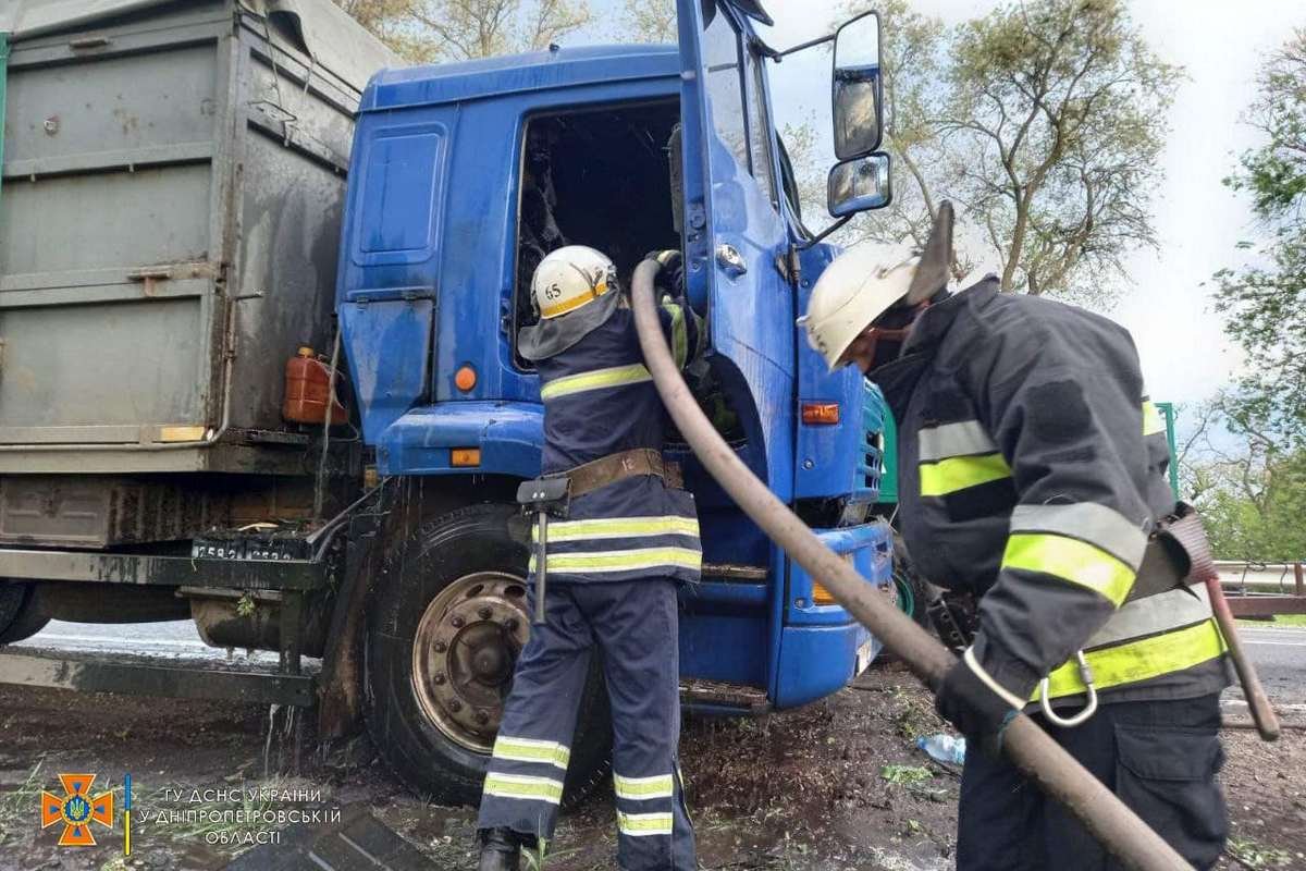 Вечером 23 мая возле села Мирное в Каменском районе на ходу загорелся салон грузовика "КАМАЗ"