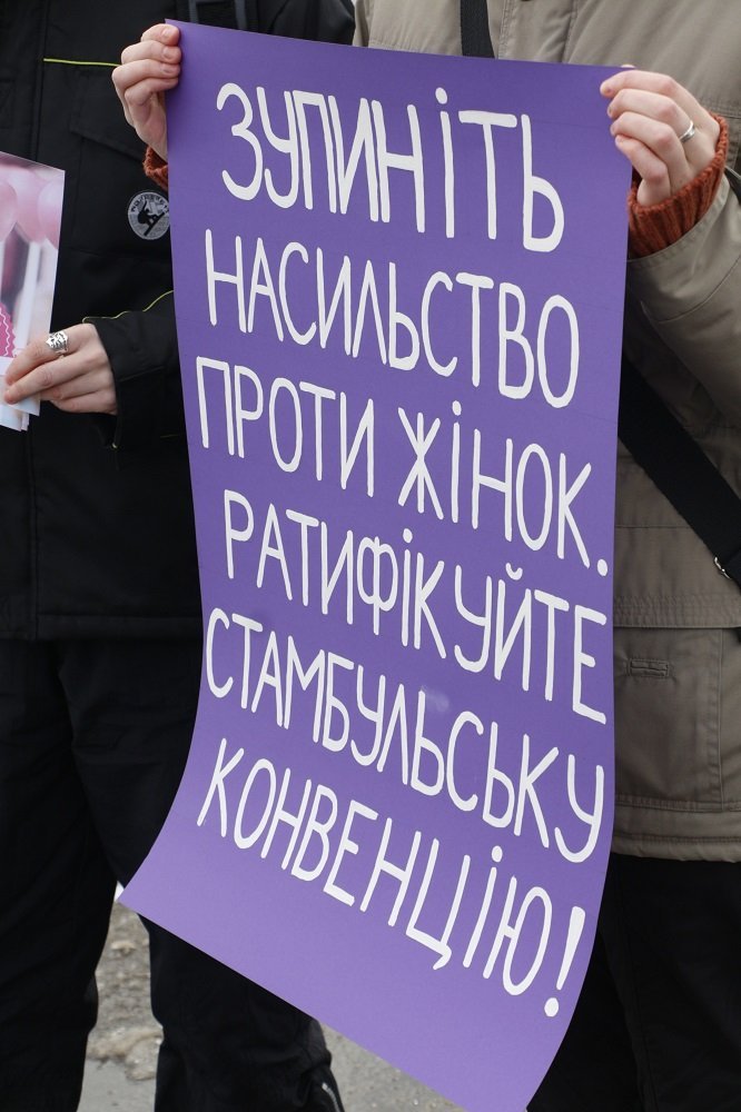 В Днепре прошла акция в поддержку женщин, страдающих от насилия (ФОТО) 1