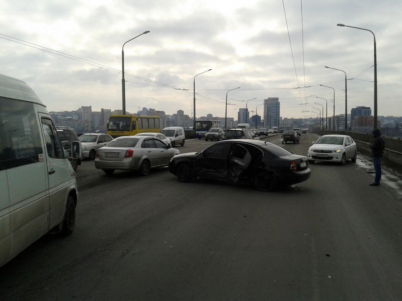Серьезное ДТП на Новом мосту: девушка на Peugeot вылетела на встречную (ФОТО) 2