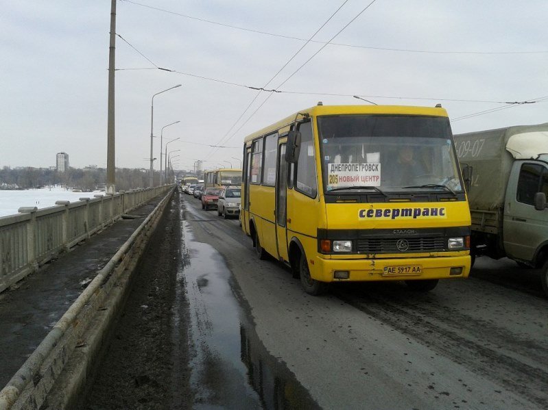 Серьезное ДТП на Новом мосту: девушка на Peugeot вылетела на встречную (ФОТО) 4