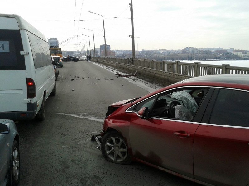 Серьезное ДТП на Новом мосту: девушка на Peugeot вылетела на встречную (ФОТО) 5
