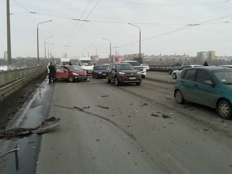 Серьезное ДТП на Новом мосту: девушка на Peugeot вылетела на встречную (ФОТО) 6