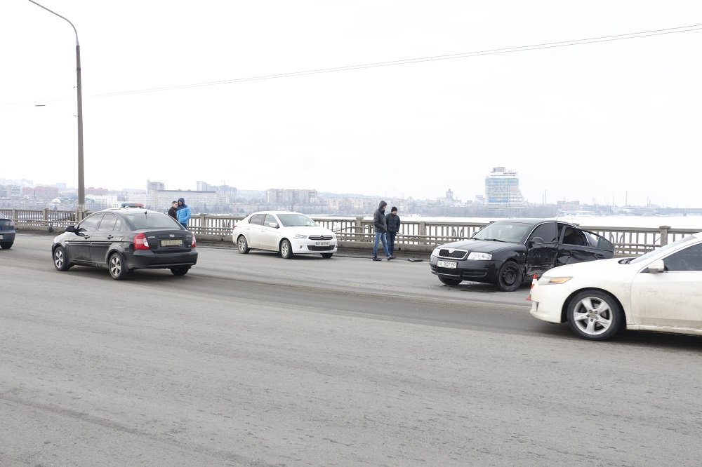 На Новом мосту столкнулись три машины: новые подробности (ФОТО) 1