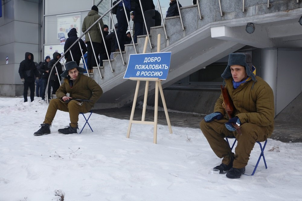 Кровь, оружие и балалайки: что происходило на Набережной в Днепре (ФОТО, ВИДЕО) 4