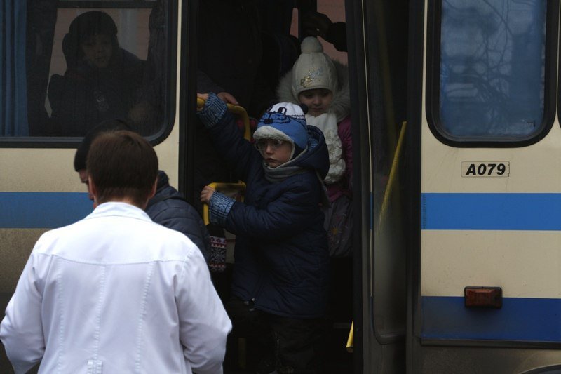 Больницы Днепра приняли 20 детей из Авдеевки (ФОТО) 1