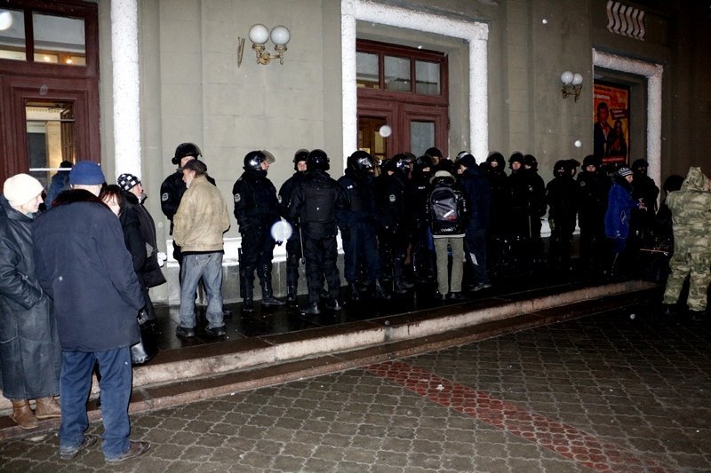 Толпы людей и полиции: что происходило возле Дворца культуры на Рабочей (ФОТО) 1