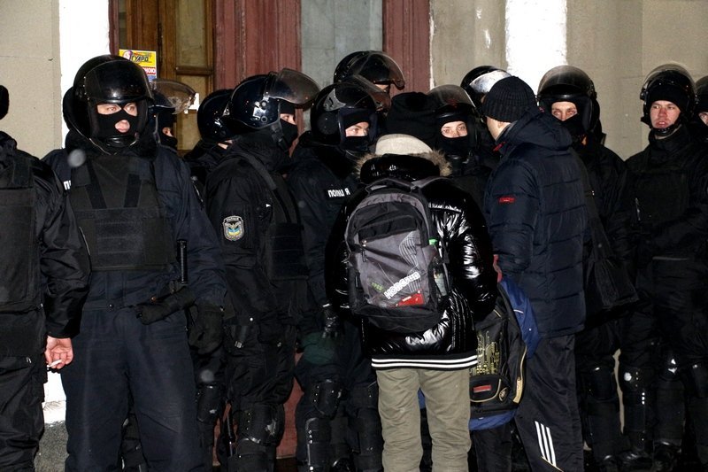 Толпы людей и полиции: что происходило возле Дворца культуры на Рабочей (ФОТО) 2