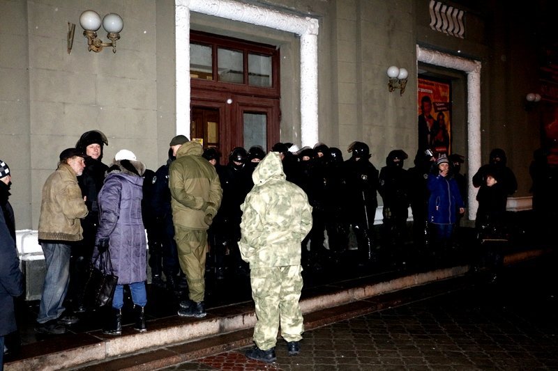 Толпы людей и полиции: что происходило возле Дворца культуры на Рабочей (ФОТО) 4