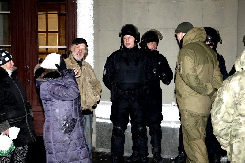 Толпы людей и полиции: что происходило возле Дворца культуры на Рабочей (ФОТО) 5