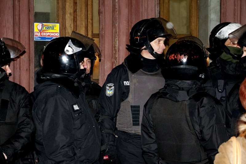 Толпы людей и полиции: что происходило возле Дворца культуры на Рабочей (ФОТО) 6