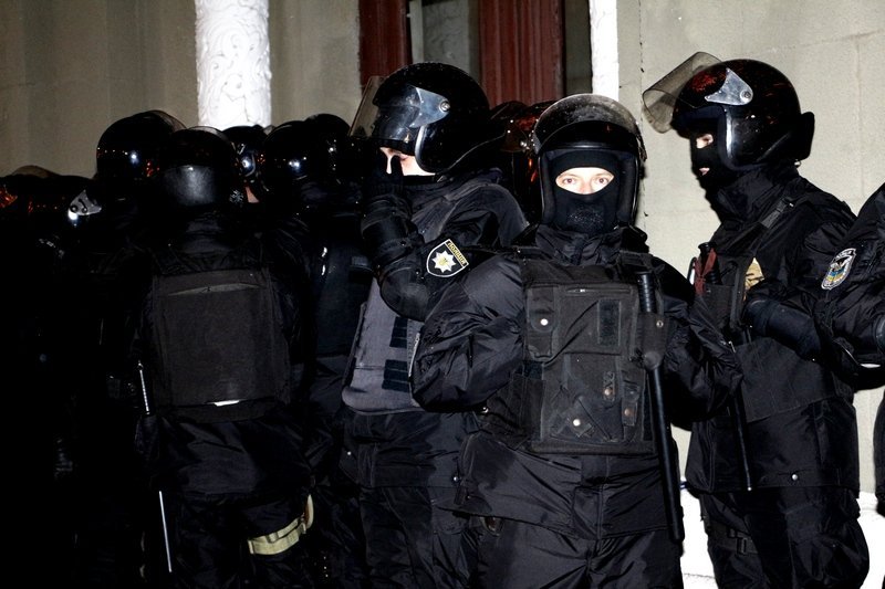 Толпы людей и полиции: что происходило возле Дворца культуры на Рабочей (ФОТО) 7