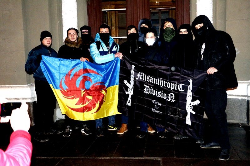 Толпы людей и полиции: что происходило возле Дворца культуры на Рабочей (ФОТО) 8