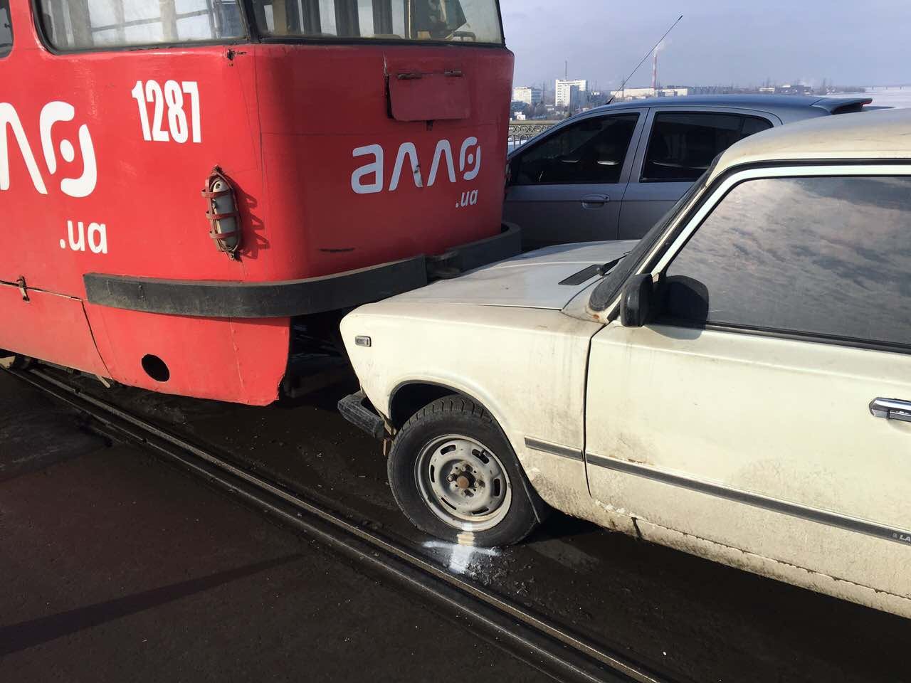 ДТП на Амурском мосту: столкнулись трамвай и ВАЗ 2106 (ФОТО) 7