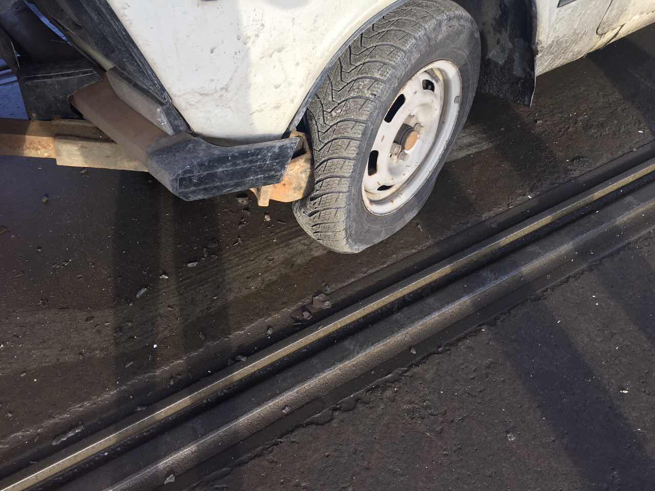 ДТП на Амурском мосту: столкнулись трамвай и ВАЗ 2106 (ФОТО) 8