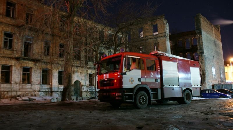 В центре Днепра горело заброшенное здание (ФОТО, ВИДЕО) 3