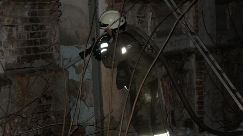 В центре Днепра горело заброшенное здание (ФОТО, ВИДЕО) 7