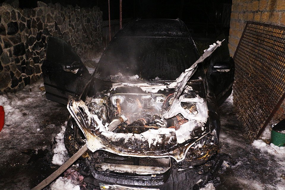 В Днепре злоумышленники сожгли автомобиль прямо во дворе частного дома (ФОТО, ВИДЕО) 2