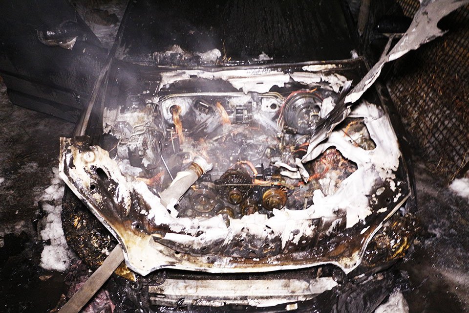 В Днепре злоумышленники сожгли автомобиль прямо во дворе частного дома (ФОТО, ВИДЕО) 3