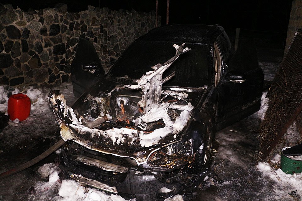 В Днепре злоумышленники сожгли автомобиль прямо во дворе частного дома (ФОТО, ВИДЕО) 4