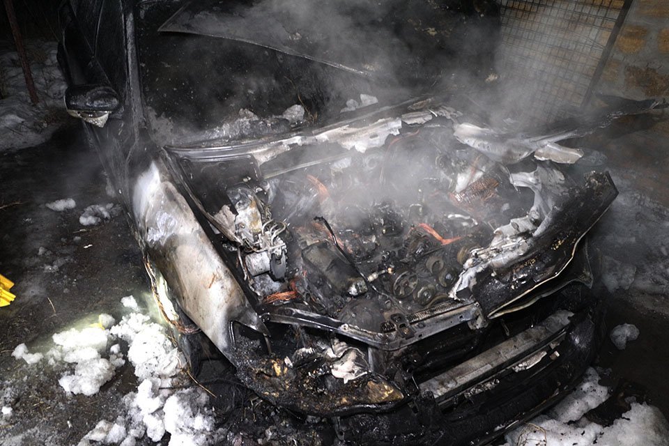 В Днепре злоумышленники сожгли автомобиль прямо во дворе частного дома (ФОТО, ВИДЕО) 9