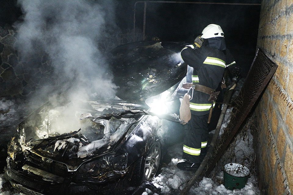 В Днепре злоумышленники сожгли автомобиль прямо во дворе частного дома (ФОТО, ВИДЕО) 10