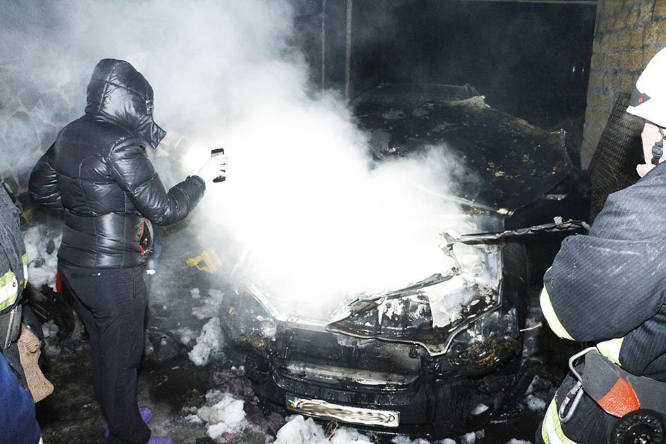 В Днепре злоумышленники сожгли автомобиль прямо во дворе частного дома (ФОТО, ВИДЕО) 13