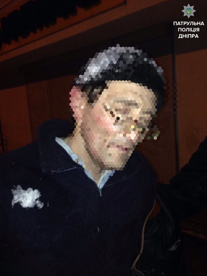 Ночью по Днепру разгуливал мужчина с оружием и наркотиками (ФОТО) 1