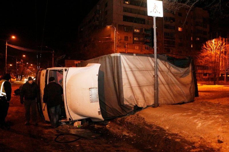 Серьезное ДТП на Шмидта: грузовик врезался в инкассаторов ПриватБанка и перевернулся (ФОТО) 1