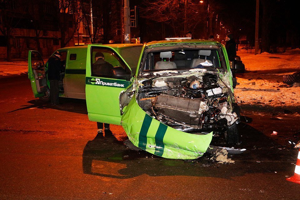 Серьезное ДТП на Шмидта: грузовик врезался в инкассаторов ПриватБанка и перевернулся (ФОТО) 5