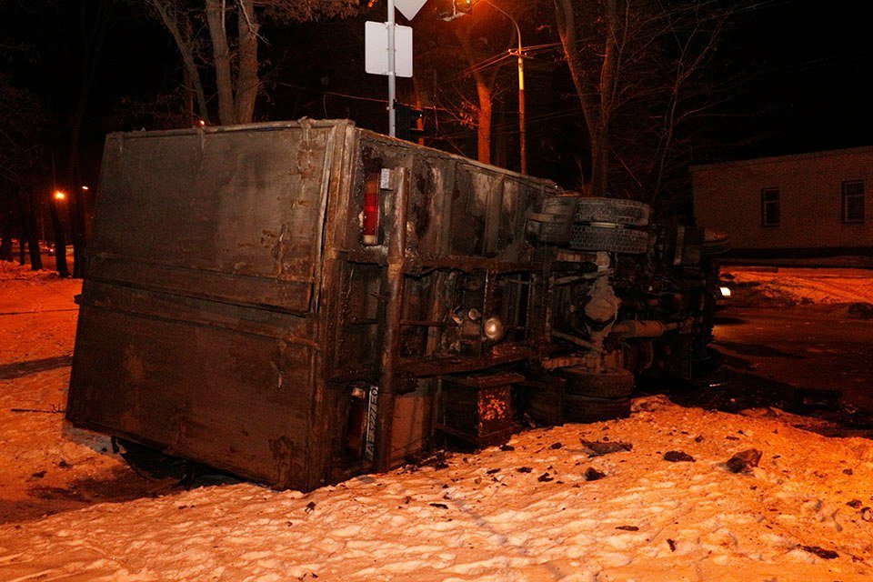 Серьезное ДТП на Шмидта: грузовик врезался в инкассаторов ПриватБанка и перевернулся (ФОТО) 6