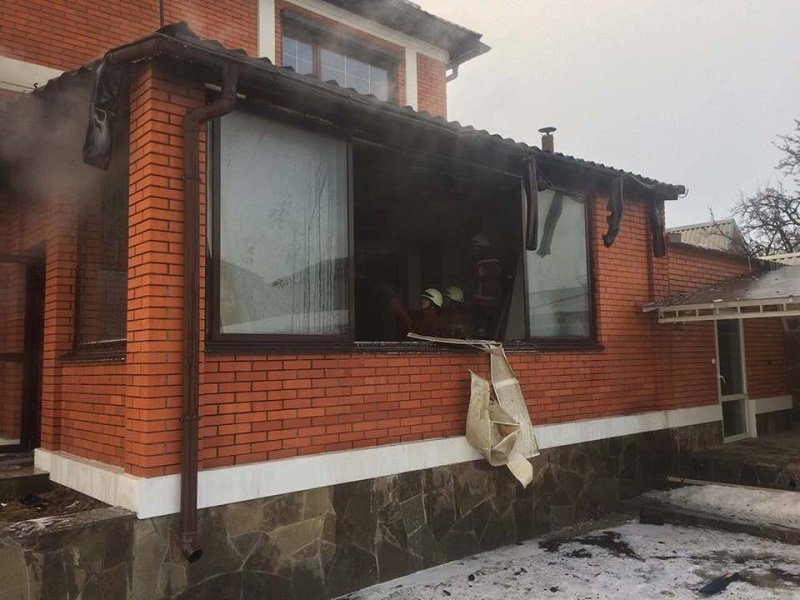 В Днепре горел жилой дом: пожар ликвидировали 15 спасателей (ФОТО) 1