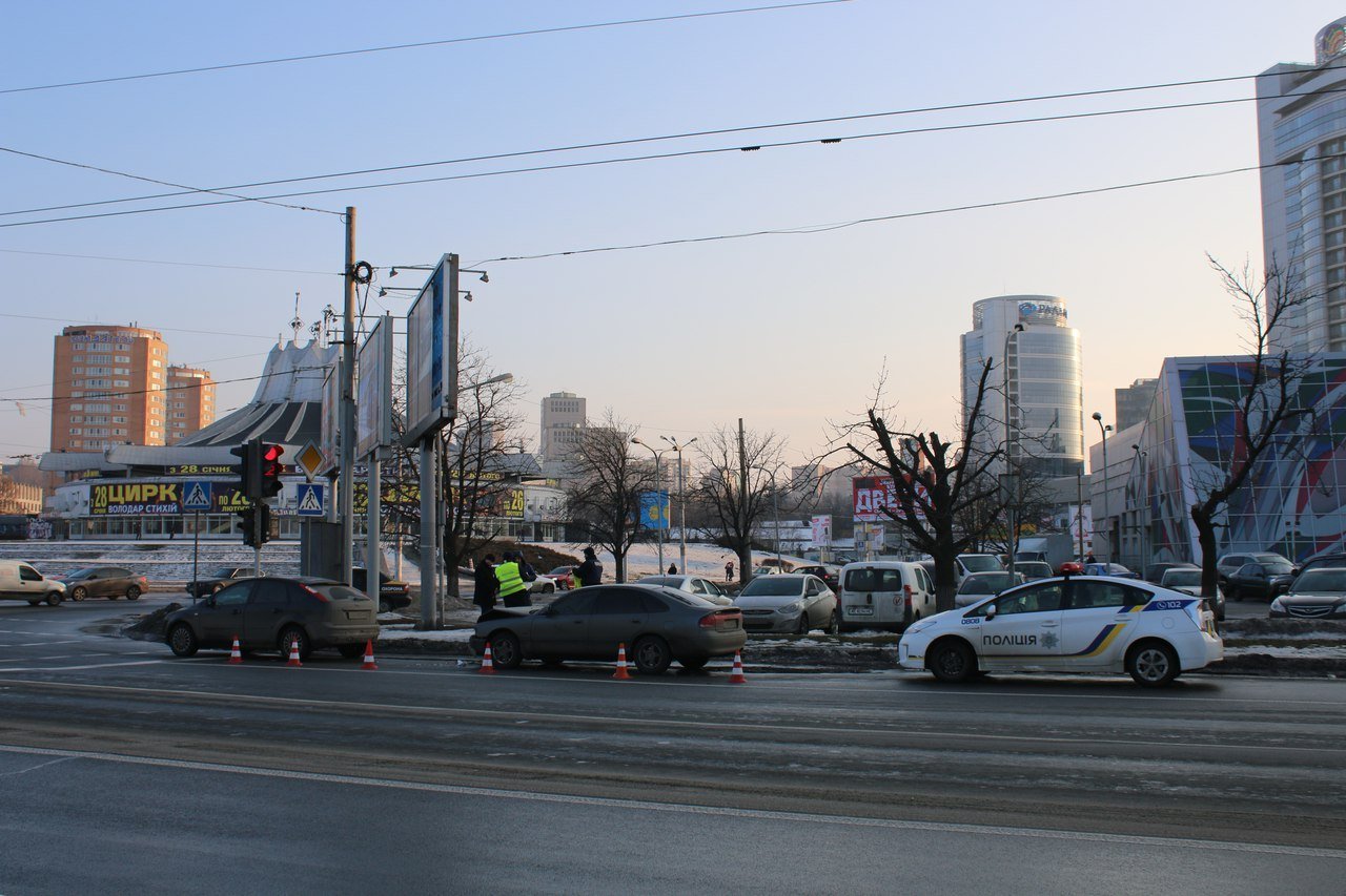 ДТП возле цирка: Mazda ударила Ford (ФОТО) 1