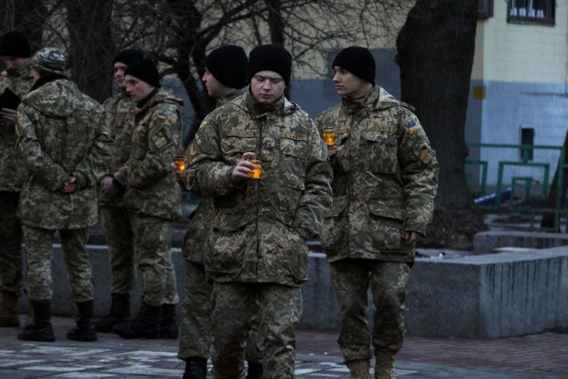 В Днепре в память Героев Небесной Сотни зажгли свечи (ФОТО) 8