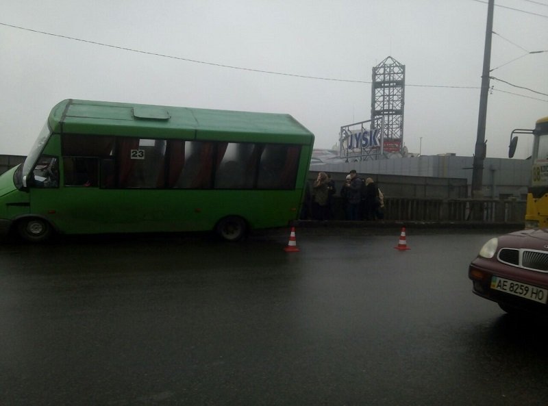 С Нового моста чуть не вылетела маршрутка (ФОТО) 1