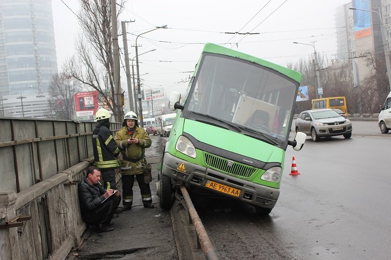 С Нового моста чуть не вылетела маршрутка (ФОТО) 2