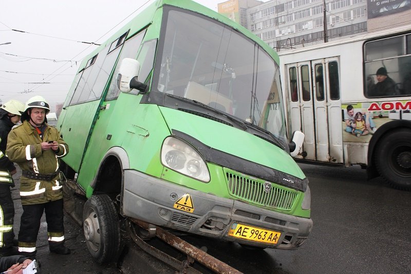 С Нового моста чуть не вылетела маршрутка (ФОТО) 3