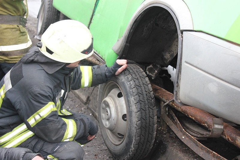 С Нового моста чуть не вылетела маршрутка (ФОТО) 4