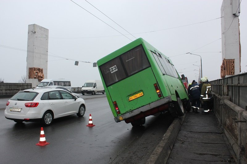 С Нового моста чуть не вылетела маршрутка (ФОТО) 5