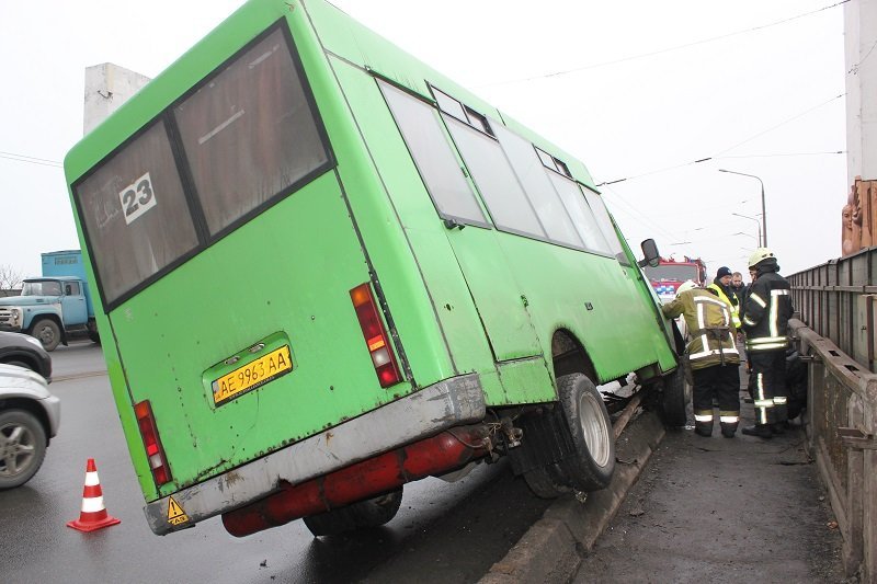 С Нового моста чуть не вылетела маршрутка (ФОТО) 6