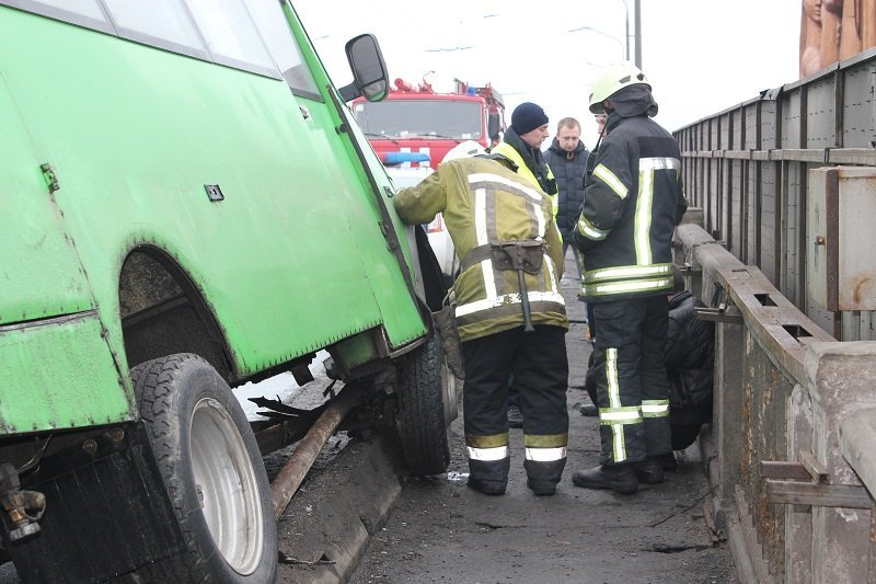 С Нового моста чуть не вылетела маршрутка (ФОТО) 7