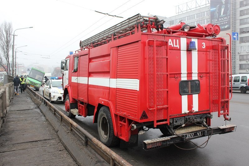 С Нового моста чуть не вылетела маршрутка (ФОТО) 9